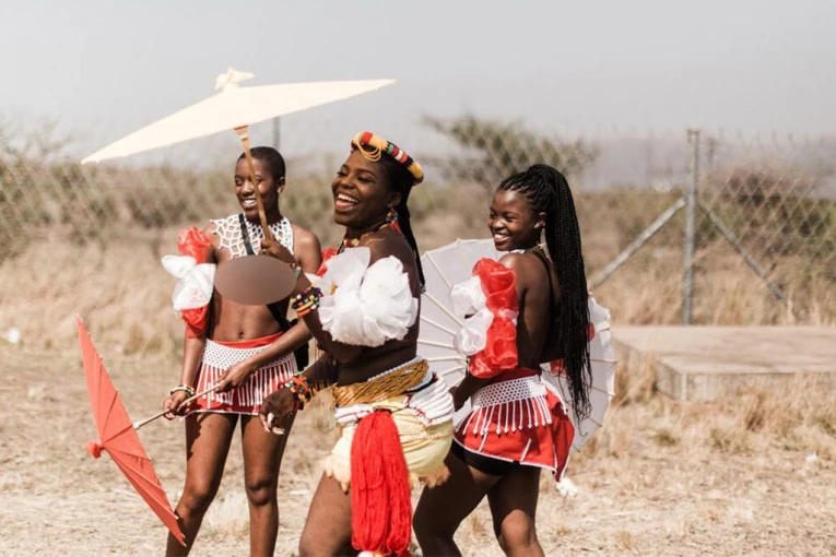 JEL OVO RAJ ILI PAKAO ZA MUŠKARCE?! U ovom plemenu živi 3.000 žena i SEDAM muškaraca! Momci beže na drveće kako bi se spasili!