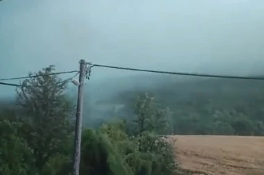 KATAKLIZMA NESLUĆENIH RAZMERA! Prst pred okom se ne može videti! Novi jezivi snimci STRAVIČNE oluje! (VIDEO)