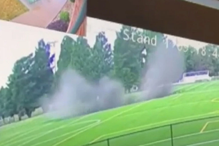 JEZIV SNIMAK SA KAMERA! Za sekundu se otvorila ogromna rupa dubine 30 metara i PROGUTALA fudbalski teren! (VIDEO)