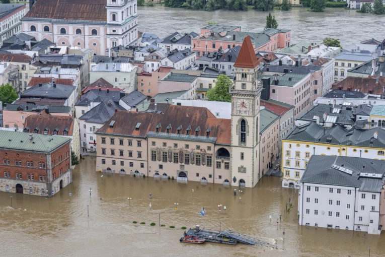 TOTALNI HAOS U MINHENU! Alarmantna situacija u Bavarskoj, kiša LIJE bez prestanka, vozila POTOPLJENA!