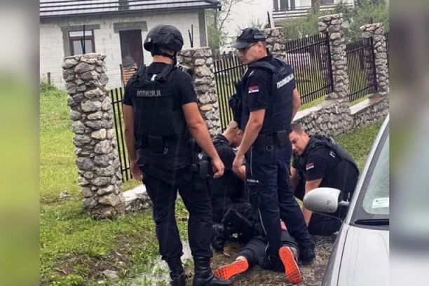 OSUĐENIK POBEGAO NA ŠTAKAMA U LAZAREVCU! Udario komandira pri dovođenju u sud, pa se dao u beg!