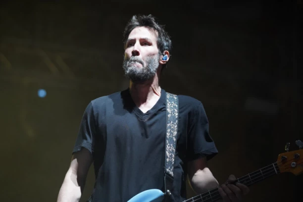 ČUVENI KIJANU RIVS U KRAGUJEVCU: Zasvirao pred hiljadama ljudi, masa VRIŠTALA njegovo ime (FOTO)