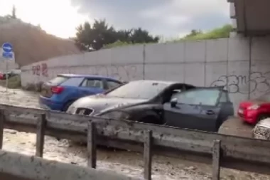 STVORILO SE JEZERO OD BLATA! Evo kako izgleda poplavljen podvožnjak kod Hitne pomoći - AUTOMOBILI OSTALI ZAGLAVLJENI, PACIJENTIMA OTEŽAN PRILAZ! (VIDEO)