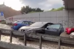 STVORILO SE JEZERO OD BLATA! Evo kako izgleda poplavljen podvožnjak kod Hitne pomoći - AUTOMOBILI OSTALI ZAGLAVLJENI, PACIJENTIMA OTEŽAN PRILAZ! (VIDEO)