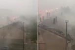 KRAGUJEVAČKI HOROR! VETAR ČUPAO KROVOVE KAO OD ŠALE, PADALI NA LJUDE: Građani jedva sačuvali živu glavu - jezivi snimak kruži mrežama! (VIDEO)