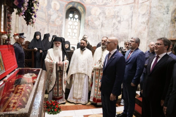 VUČEVIĆ PRISUSTVOVAO LITURGIJI U RAVANICI! U Kruševcu se obeležava veliki srpski praznik Vidovdan i 635. godišnjica Boja na Kosovu! (FOTO)