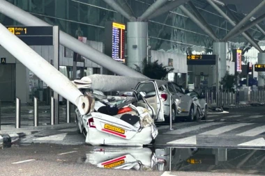 HOROR U INDIJI! NEVREME URUŠILO KROV NA AERODROMU U DELHIJU! Jedna osoba poginula, spasioci izvlače zarobljene u ruševini