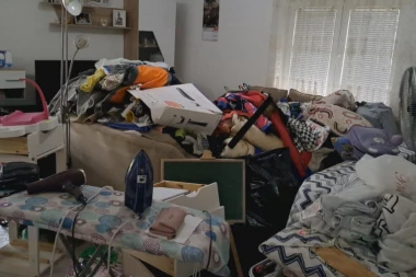 UŠLI SMO U KUĆU I ZATEKLI HAOS, ONDA JE KRENULA BORBA DA SE SPASI ŠTA SE SPASTI MOŽE! Neprospavana noć iza porodice Uskoković iz Ljiga, KANALIZACIJA IM POPLAVILA SVE! (FOTO)