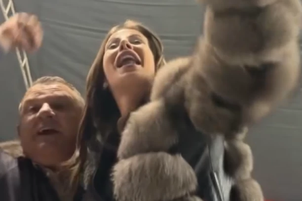 UMESTO BOGATE TRPEZE I PORODICE SAMO TUGA I PRAZNINA! Ovo je poslednji put da su lomili slavski kolač - PRIZOR IZ DOMA PEVAČICE KIDA DUŠU! (FOTO)