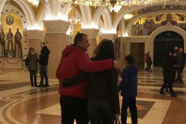 PORODIČNA TRAGEDIJA NAŠE PEVAČICE: Muž joj UMRO u MUKAMA, a familija se ODREKLA nakon OVOGA!