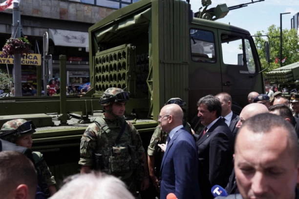 OVO JE SRPSKO VOJNO ČUDOVIŠTE, GAĐA ČAK 4 CILJA ISTOVREMENO: VUČEVIĆ i GAŠIĆ u obilasku najsavremenijeg naoružanja! On ih je posebno iznenadio (FOTO)