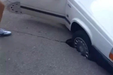 AUTOMOBIL PROPAO U RUPU! Incident na Zvezdari, krater nasred ulice! (VIDEO)