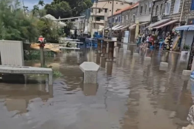 SNAŽNA OLUJA POTOPILA SUTOMORE, CRNA GORA NA UDARU! Radnje i šetalište pod vodom, niz stepenice REKA nosi sve pred sobom! (VIDEO)