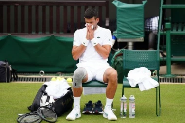 AUUUUU, OVO JE MNOGO BOLELO! Nole ŽESTOKO ODBRUSIO novinaru na OVO pitanje! Đoković mu ZAPUŠIO usta za sva vremena! (VIDEO)