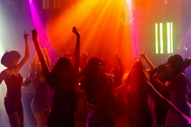 POLJUBILA JE NEPOZNATOG MOMKA U BARU I UMALO UMRLA: Samo jedan, nevin poljubac je umalo bio koban za Niv Mekrejvi (22)