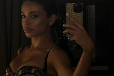 POTRESNE REČI NAŠE PEVAČICE: Slika iz porodičnog doma BUDI JEZU u kostima "NEMOJ DA IDEŠ MAMA"