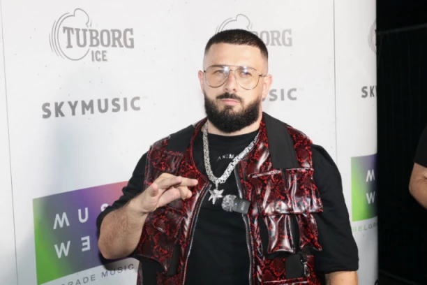 POLICIJA HITNO INTERVENISALA ZBOG REPERA PRED NASTUP: Sajfer priznao sve o RAZVODU, pa otkrio istinu šta se desilo! (VIDEO)