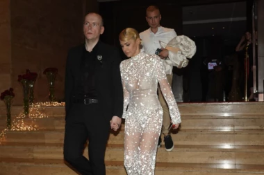 NATAŠA BEKVALAC U PROVIDNOJ HALJINI SKOČILA U BAZEN: Pevačica će za dobru sliku uraditi sve