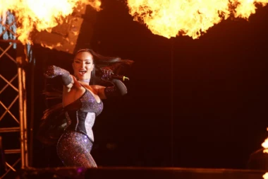 DŽEHVI KAO SVETSKA ZVEZDA NA MUSIC WEEK-U: Pevačica napravila spektakl za pamćenje, a tek da joj vidite KOSTIM! (VIDEO)