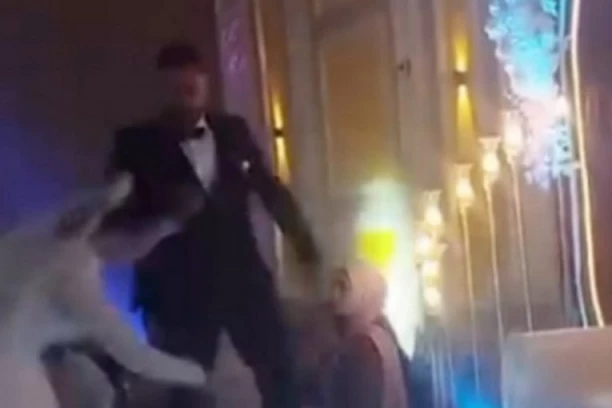 NEMILE SCENE NA VENČANJU! Mladoženja vukao mladu po bini, a onda je usledio žestok UDARAC! Nastao je LOM! (VIDEO)