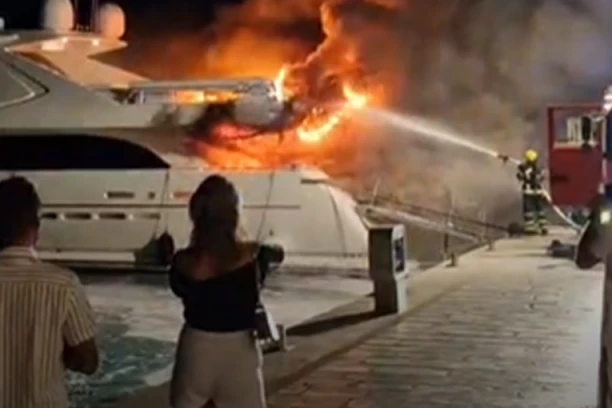 DRAMA U BUDVI! Gori jahta poznatog biznismena! (VIDEO)