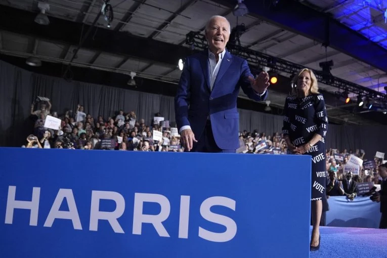 UKRALA ŠOU: Bajden održao miting nakon katastrofalne debate, ali svi su gledali u DETALJ NA HALJINI njegove supruge (FOTO)