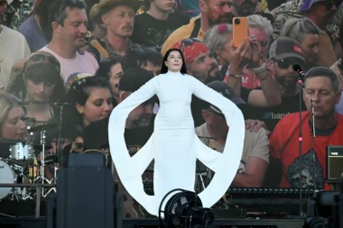 SEDAM MINUTA KOLEKTIVNE TIŠINE NA ČUVENOM FESTIVALU! Marina Abramović izazvala MUK u Velikoj Britaniji!