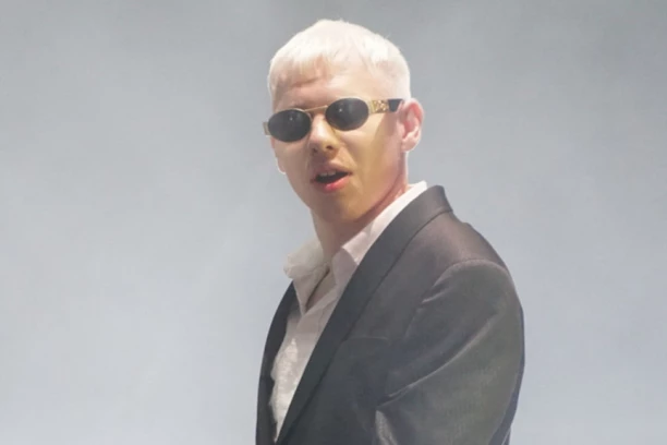 "VIDOVDAN" SE ORIO UŠĆEM! Pevač posvetio rodoljubivu pesmu devojci koja je izbegla sa Kosova i Metohije: Osećam posebnu emociju! (VIDEO)