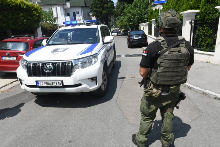 SAZNAJEMO: PRIPADNIK ŽANDARMERIJE UPUCAN SAMOSTRELOM ISPRED IZRAELSKE AMBASADE!