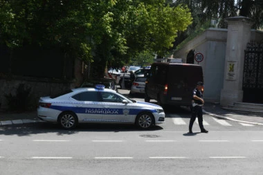 NAPADAČ PRIŠAO PUNKTU GDE SE NALAZIO ŽANDARM I PUCAO IZ SAMOSTRELA! Detalji napada ispred Ambasade Izraela: Sa strelom u vratu likvidirao pucača! (FOTO)