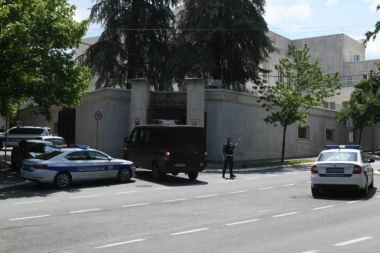 "POZNAJEM SVE TE MOMKE, SAMO SE ČUO RAFAL..." Žena koja stanuje kod ambasade Izraela opisala napad na žandarma!