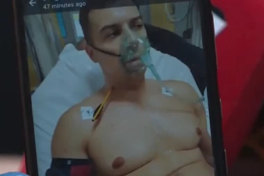 U OVAKVOM STANJU USPEO DA ODBRANI AMBASADU: Ovo je ranjeni pripadnik Žandarmerije u bolničkoj sobi - HEROJ! Dačić pokazao fotografiju povređenog policajca