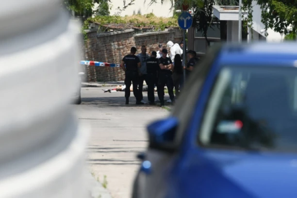 PRVA SLIKA UBIJENOG TERORISTE! Desetine policajaca oko tela napadača samostrelom! (FOTO, VIDEO)