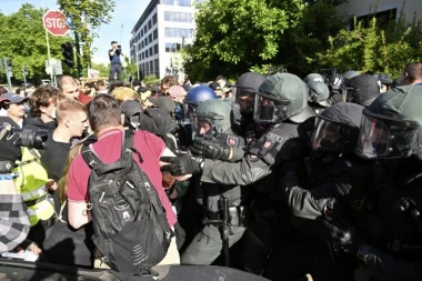 VELIKI SUKOBI DEMONSTRANATA I POLICIJE: Levičari pokušavaju da spreče kongres ekstremne desnice (VIDEO)