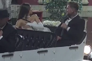 MIONA GOLIŠAVIM GRUDIMA MAMILA STANISLAVA: Na Nenadove OČI bivšem stavila bujno poprsje ispod nosa!