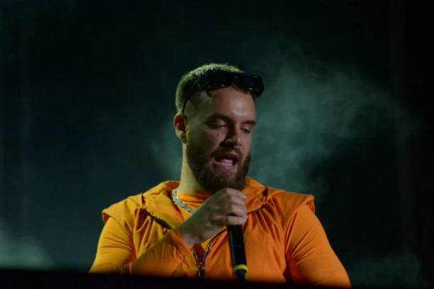 PIO VOTKU IZ FLAŠICE ZA BEBE! Nući šokirao priznanjem, pa priznao šta je Vojaž SAKRIO OD NJEGA! Ovo je sve iznenadilo! (VIDEO)