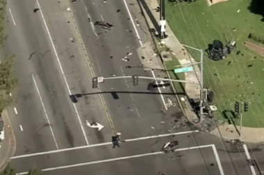 STRAVIČAN SUDAR NA PROMETNOJ RASKRSNICI, IMA MRTVIH! Vozili MORTUS PIJANI, jurila ih policija, pa se zakucali u drugo vozilo! (VIDEO)