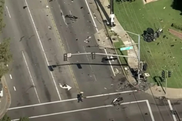 STRAVIČAN SUDAR NA PROMETNOJ RASKRSNICI, IMA MRTVIH! Vozili MORTUS PIJANI, jurila ih policija, pa se zakucali u drugo vozilo! (VIDEO)