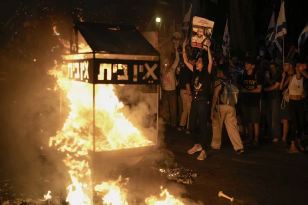 NASILJE I POLICIJSKA BRUTALNOST ŠIROM ZEMLJE: Izraelci ustali protiv Netanjahua i njegove Vlade, vlastima upućena DVA zahteva (VIDEO)