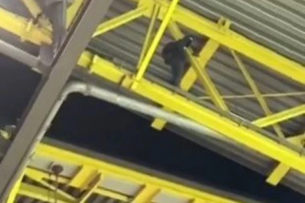 DRAMA NA STADIONU U DORTMUNDU: Policija DIGLA HELIKOPTER - Maskirani čovek se PREDAO nakon pretnji da će biti UPUCAN!