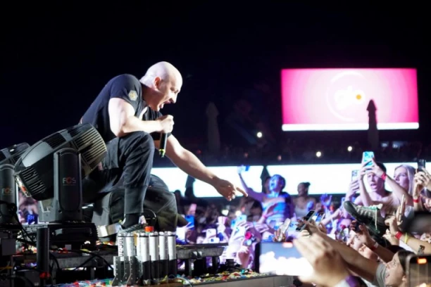 DESINGERICA ISKOČIO IZ MRTVAČKOG SANDUKA NA BINU, pa smpremio novu ŠOK-TERAPIJU, ovo niko do sada NIJE SMEO NI DA PROBA! (VIDEO)