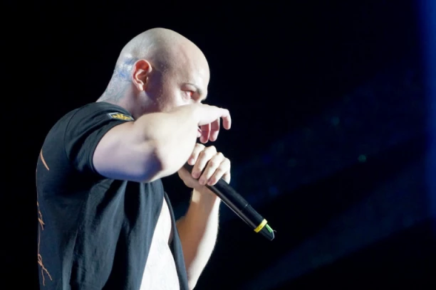 EVO ŠTA ZNAČE REČI DESINGERICINE NOVE PESME: Klinci zbog OVOGA idu na Gugl!