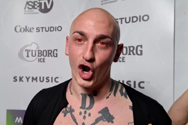 DESINGERICA U AKCIJI SA STARIJOM ŽENOM! Dohvatio je pred svima, pa stavio ruku na usta, sve završilo na INTERNETU!