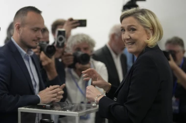MARIN LE PEN OBAVILA GRAĐANSKU DUŽNOST: Evo šta je poručila javnosti nakon glasanja u svom uporištu (VIDEO)