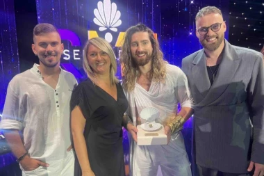 NAŠ PEVAČ POBEDIO U CRNOJ GORI! Od 25 regionalnih izvođača osvojio PRVO MESTO!