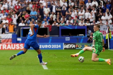 ENGLEZI, PA NE MOŽETE UVEK DA SE PROVLAČITE! NAJBOLJI STRELAC EVRO BACIO "TRI LAVA" NA KOLENA! Slovački ubica ima NOVU žrtvu (VIDEO)