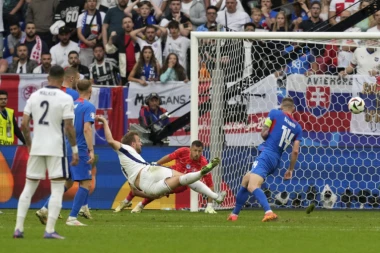 BRAĆA SLOVACI RAZVILI NAŠE ZASTAVE PROTIV ENGLEZA: "Kosovo je Srbija" u centru pažnje na EVRO (FOTO)