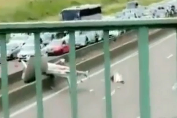 ZASTRAŠUJUĆA SCENA! Pao avion na auto-put, ima mrtvih! (FOTO/VIDEO)