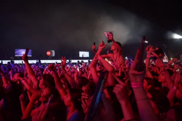 LJUDI VRIŠTE NA MUSIC WEEK-U, IZBIO NEZAPAMĆEN HAOS! Kada je ON provirio iza bine KRENUO PRAVI STAMPEDO! (VIDEO)