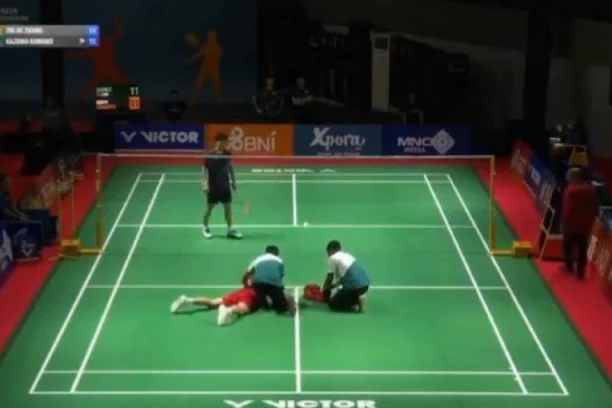 UZNEMIRUJUĆI VIDEO-SNIMAK! Mladi sportista se srušio nasred terena i UMRO!